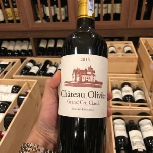 Mặt trước chai vang Château Olivier