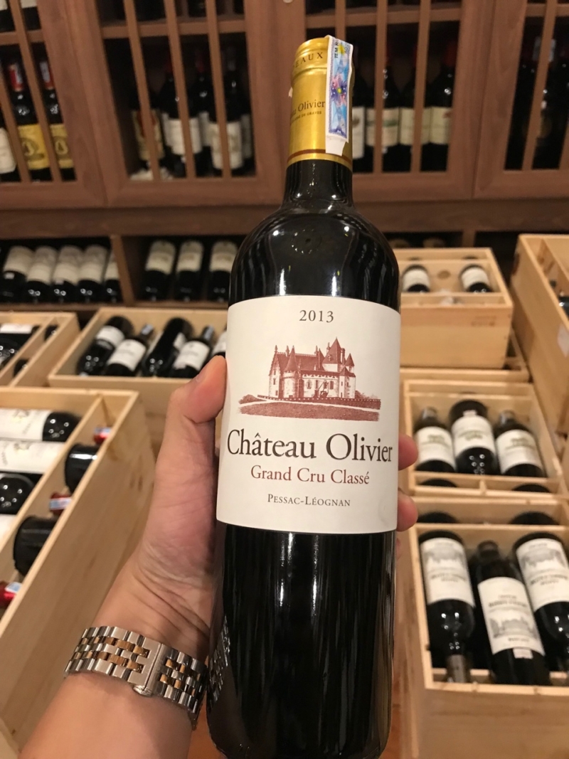 Mặt trước chai vang Château Olivier