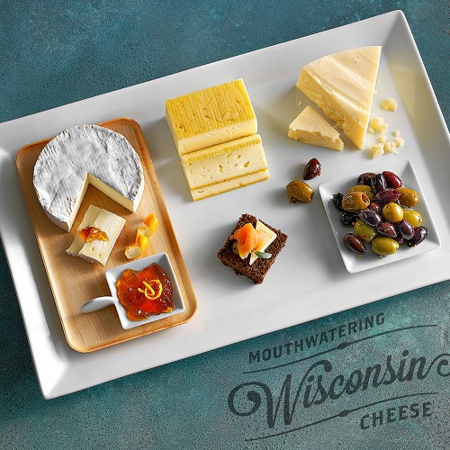 Phô mai Camembert (ngoài cùng bên trái) cùng các món đồ nguội khác