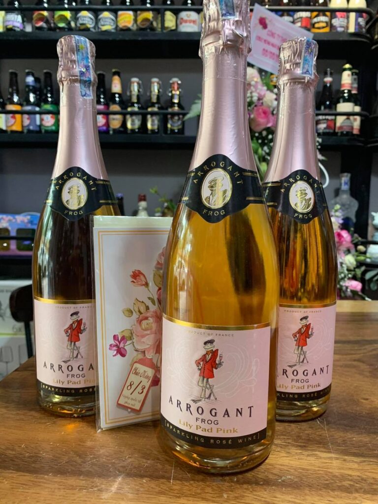vang-nocc82cc89-arrogant-frog-sparkling-rosecc81-768x1024-1 Vang nổ Arrogant Frog Sparkling rosé