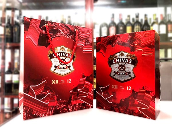 Chivas 12 Hộp Quà 2022 nổi bật với túi xách bên cạnh
