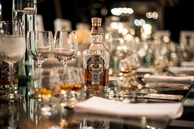 Rượu Chivas 25 trong bữa tiệc sang trọng